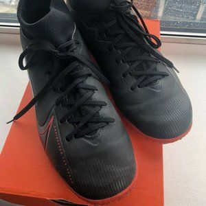 NIKE - MERCURIAL SUPERFLY 7 ACADEMY TF TURF SHOE - SZ 7 - BLACK/CHILI RED - GUC